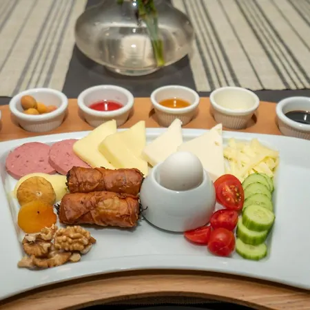 מלון The Gate Atasehir Finance Centre 3*